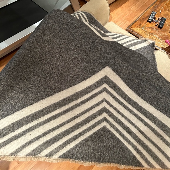 Thick Scarf/Decorative Throw from Zara - Picture 2 of 6